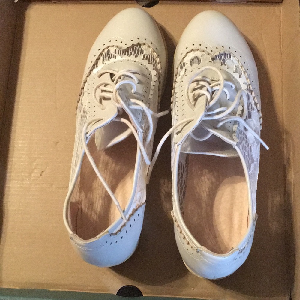 Lace shoes
